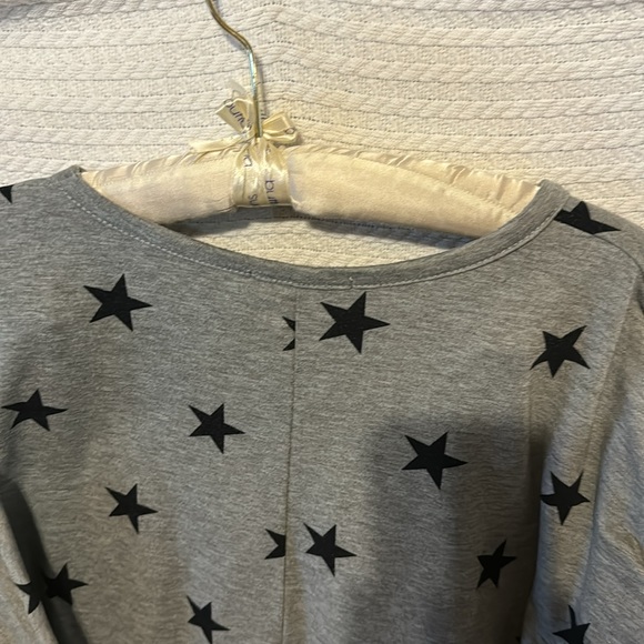 Kim and Cami half way long sleeve gray shirt with black stars size medium women - Picture 6 of 7